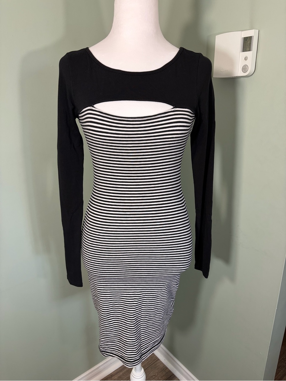 312. Guess Black & White Striped Cutout Long-Sleeve Women’s Dress